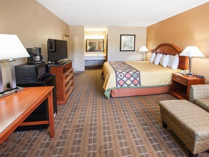 Super 8 By Wyndham Clinton Hotel Luaran gambar