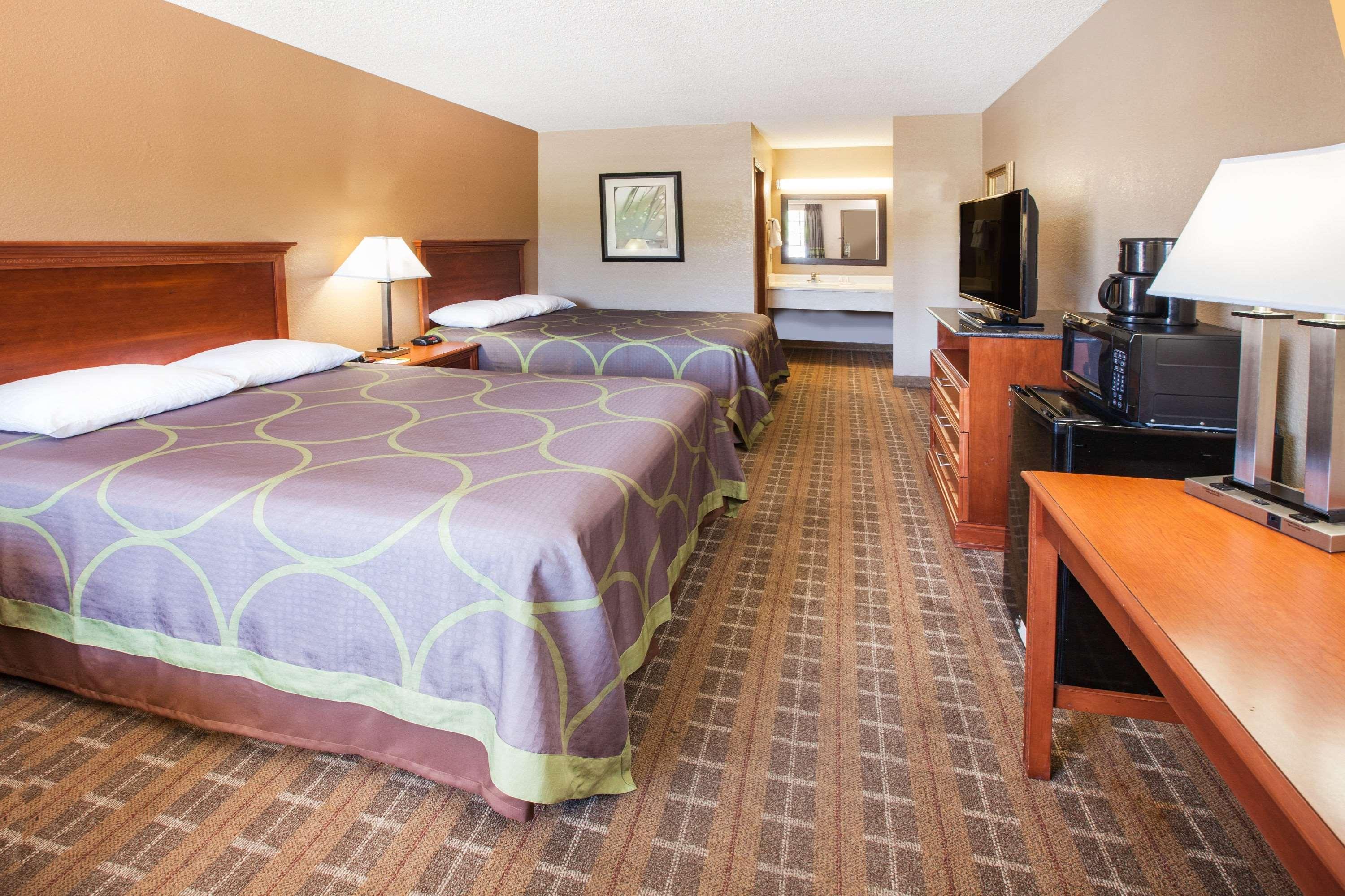 Super 8 By Wyndham Clinton Hotel Luaran gambar