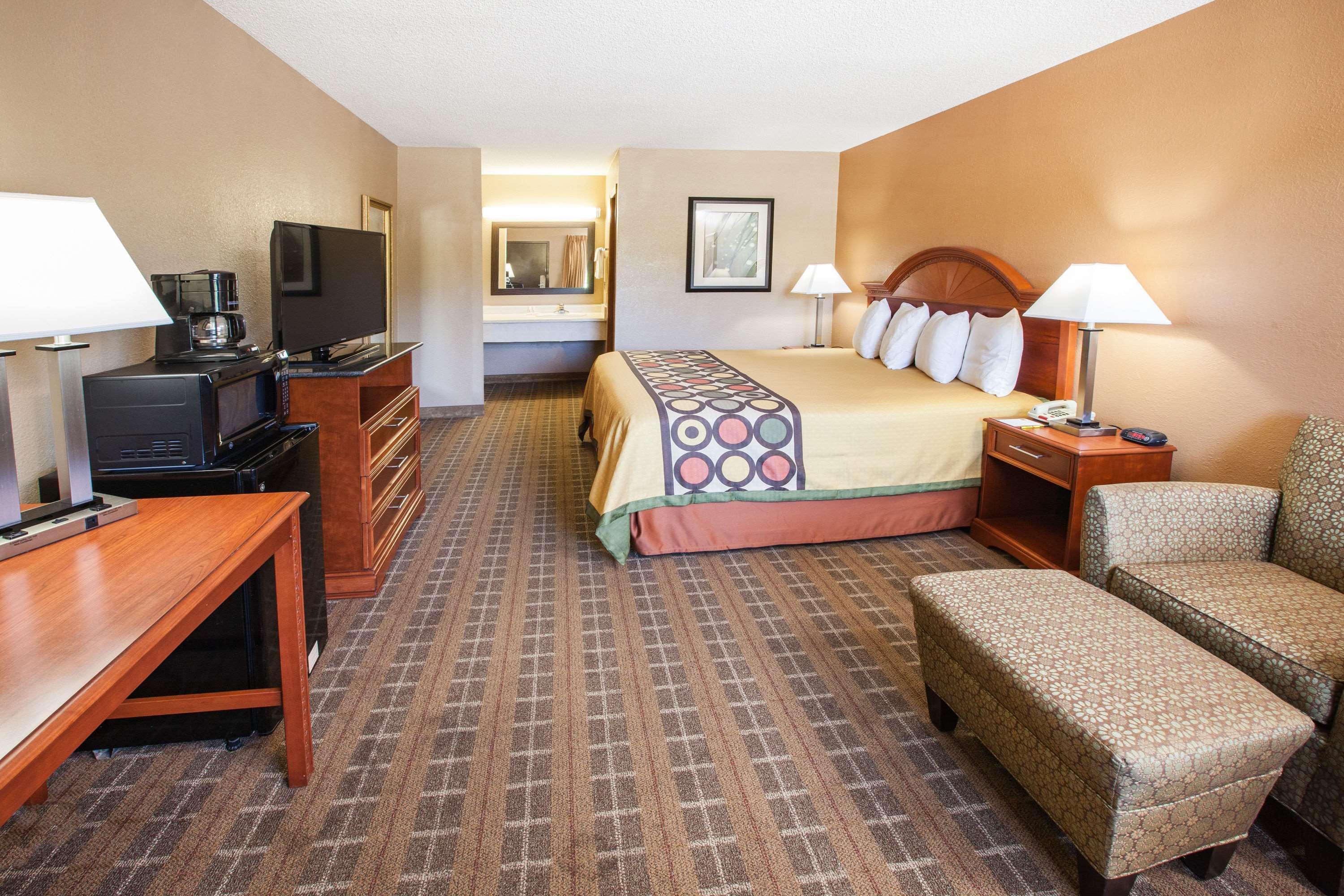 Super 8 By Wyndham Clinton Hotel Luaran gambar