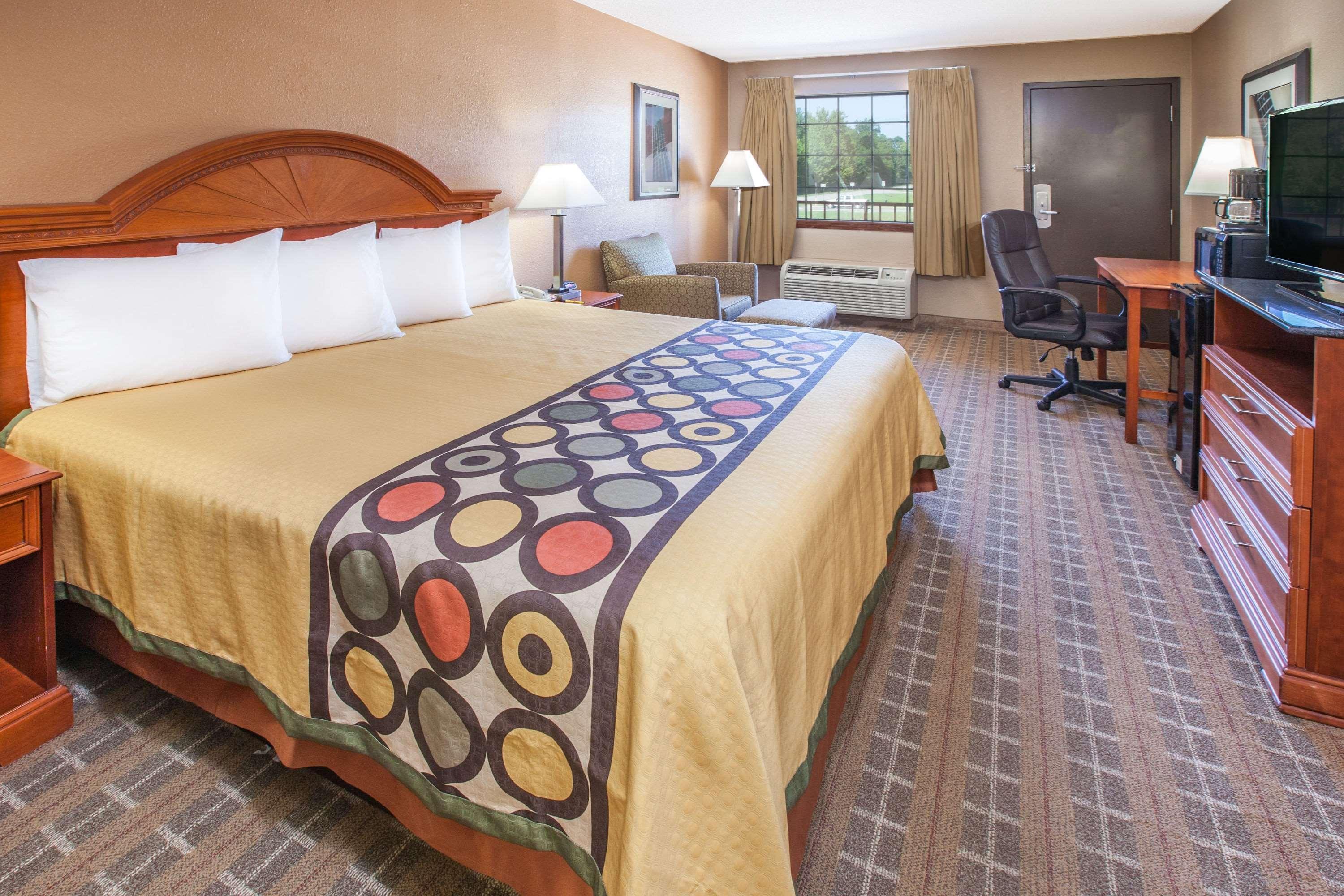 Super 8 By Wyndham Clinton Hotel Luaran gambar