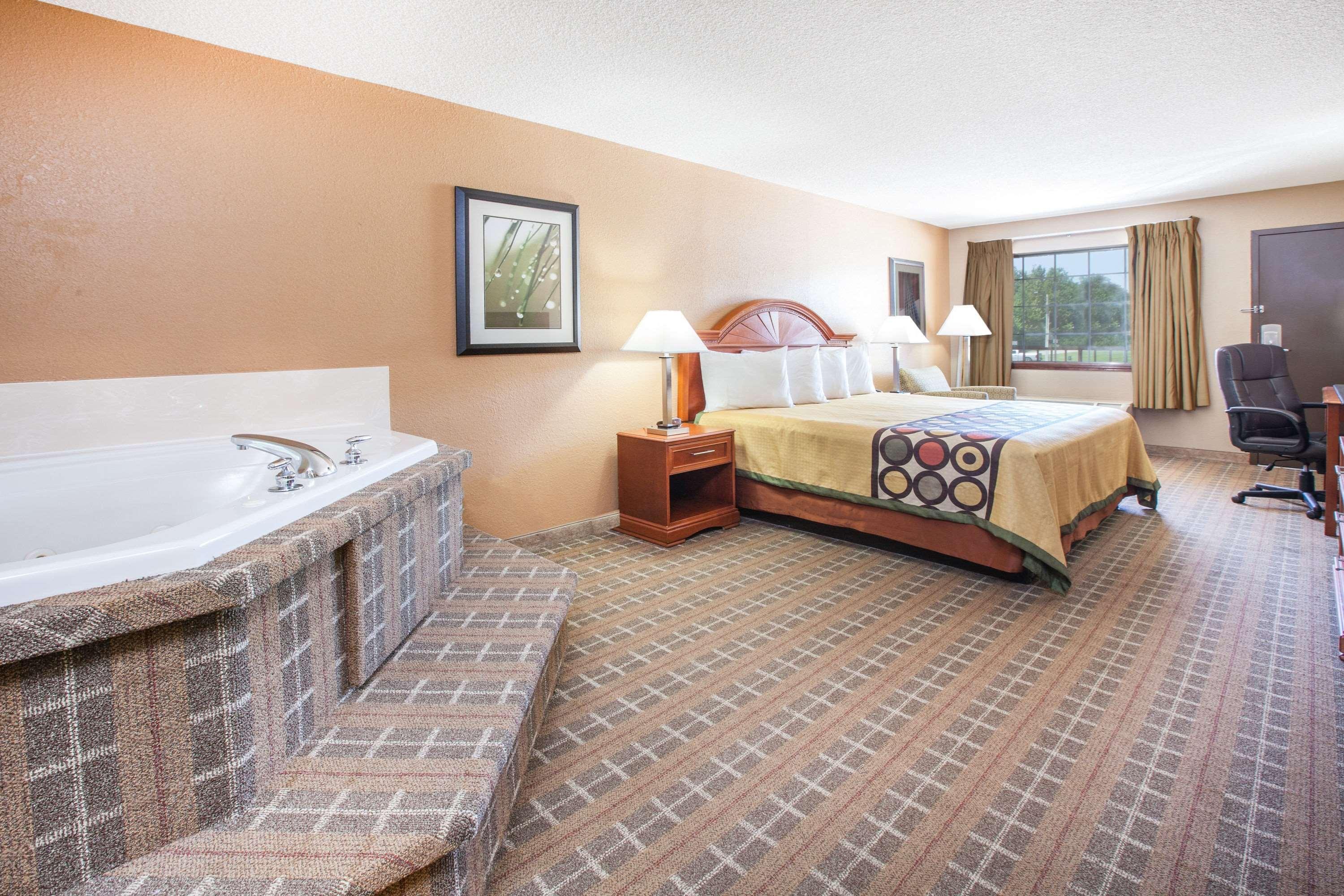 Super 8 By Wyndham Clinton Hotel Luaran gambar