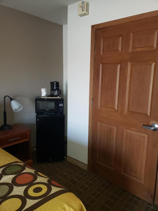 Super 8 By Wyndham Clinton Hotel Luaran gambar