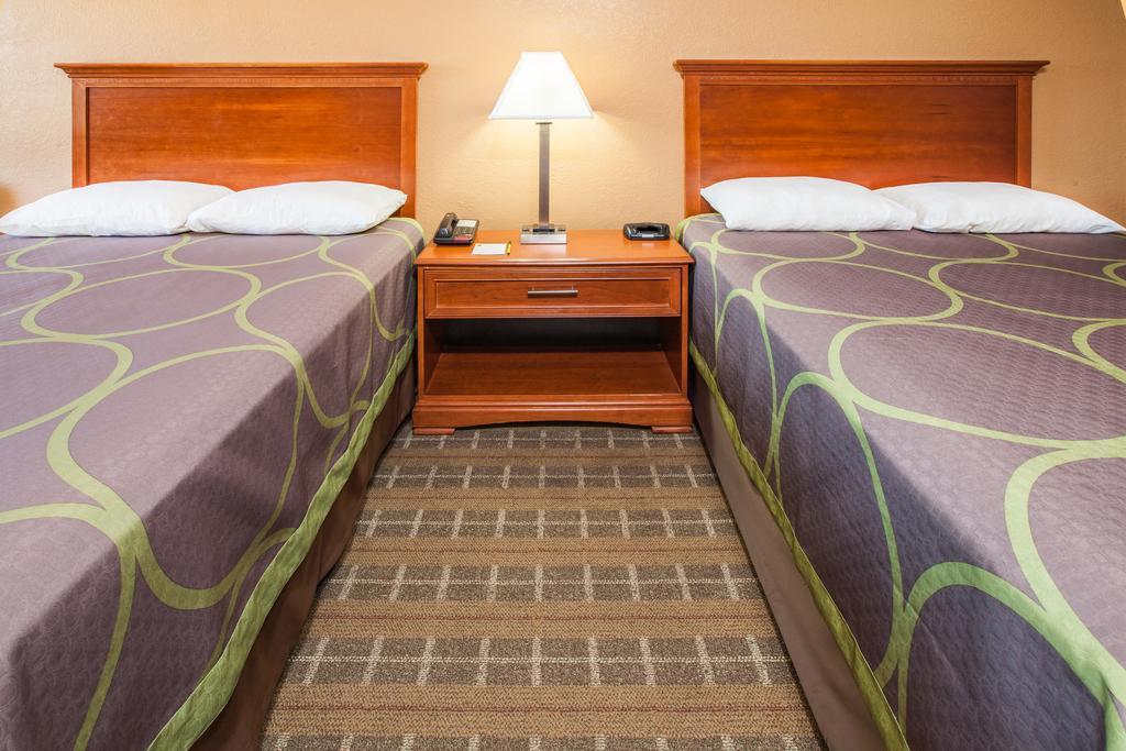 Super 8 By Wyndham Clinton Hotel Luaran gambar